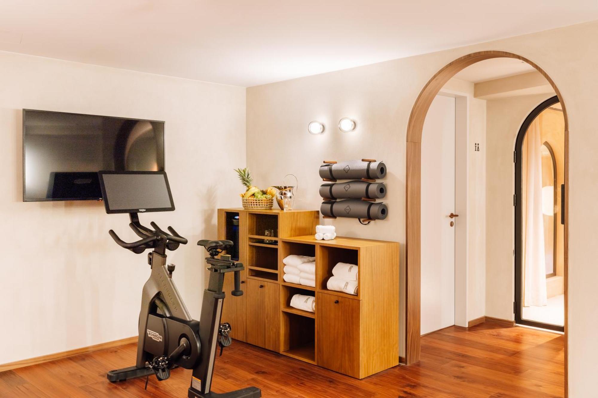 The Rebello Hotel & Spa - Small Luxury Hotels Of The World Вила-Нова-ди-Гая Экстерьер фото The gym at the Hotel