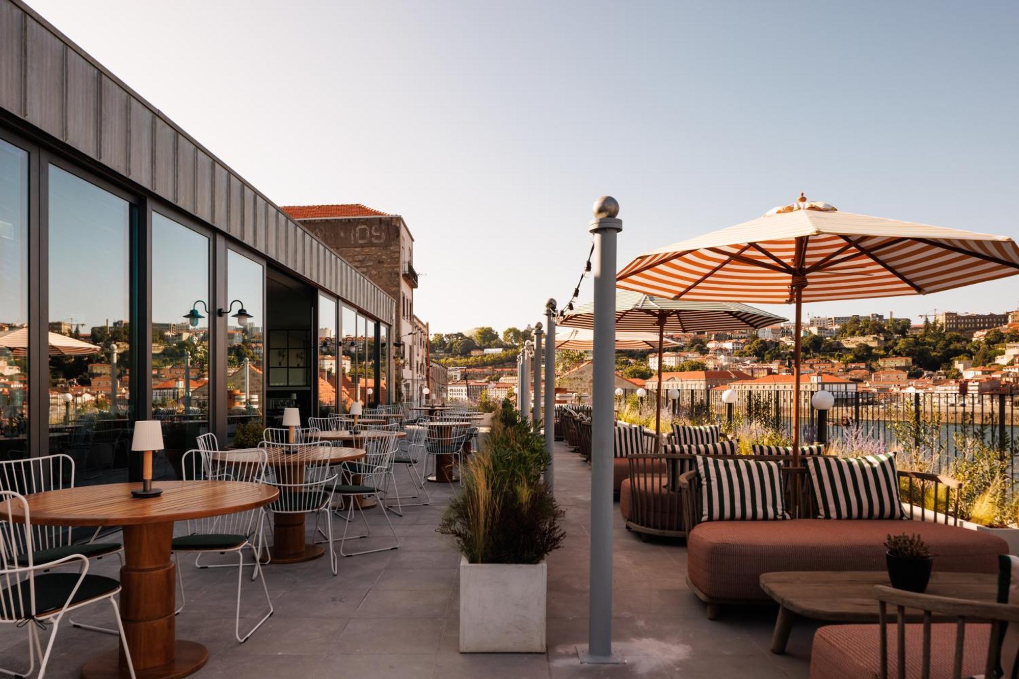 The Rebello Hotel & Spa - Small Luxury Hotels Of The World Вила-Нова-ди-Гая Экстерьер фото The rooftop bar at the Hotel