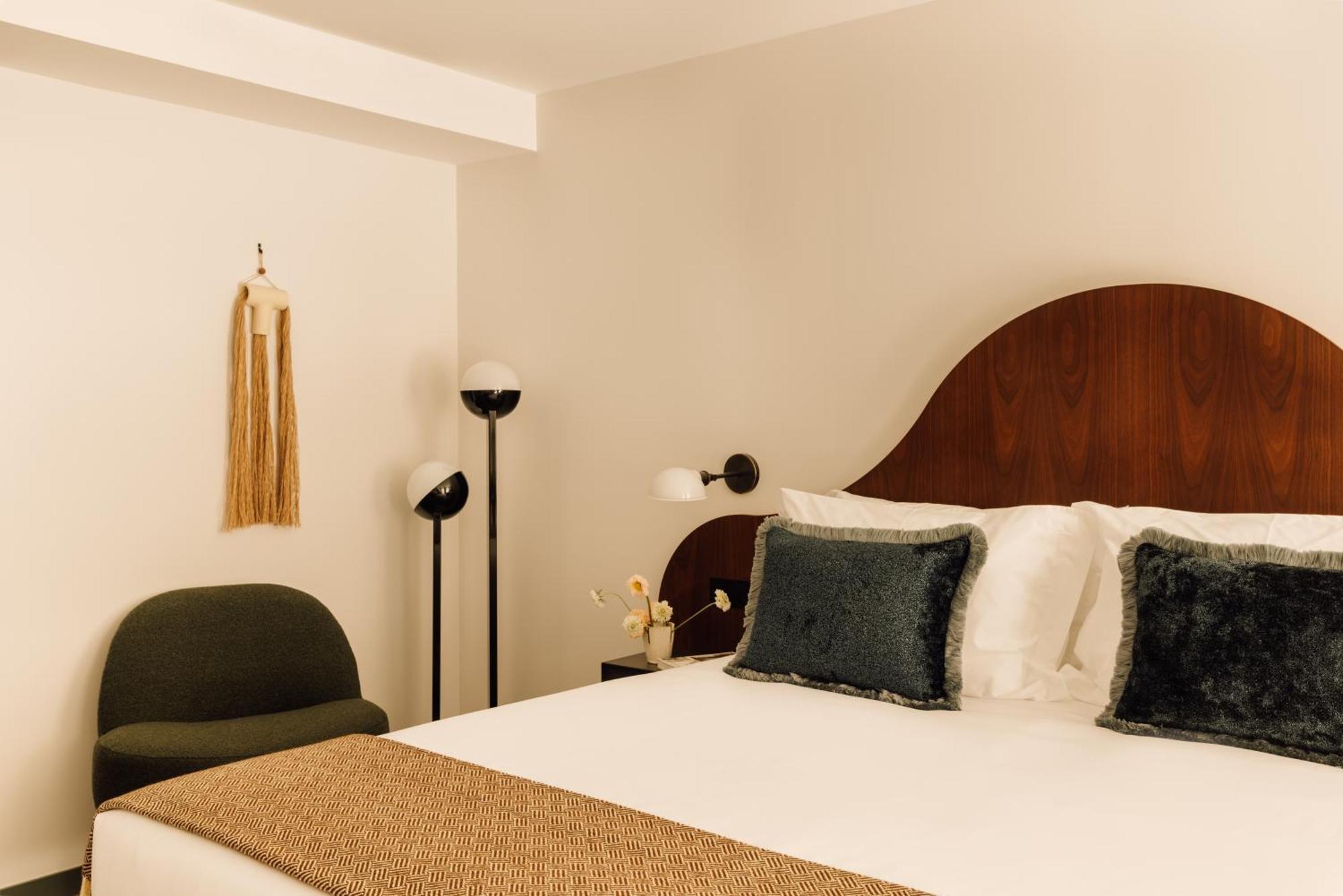 The Rebello Hotel & Spa - Small Luxury Hotels Of The World Вила-Нова-ди-Гая Экстерьер фото A bedroom at the hotel
