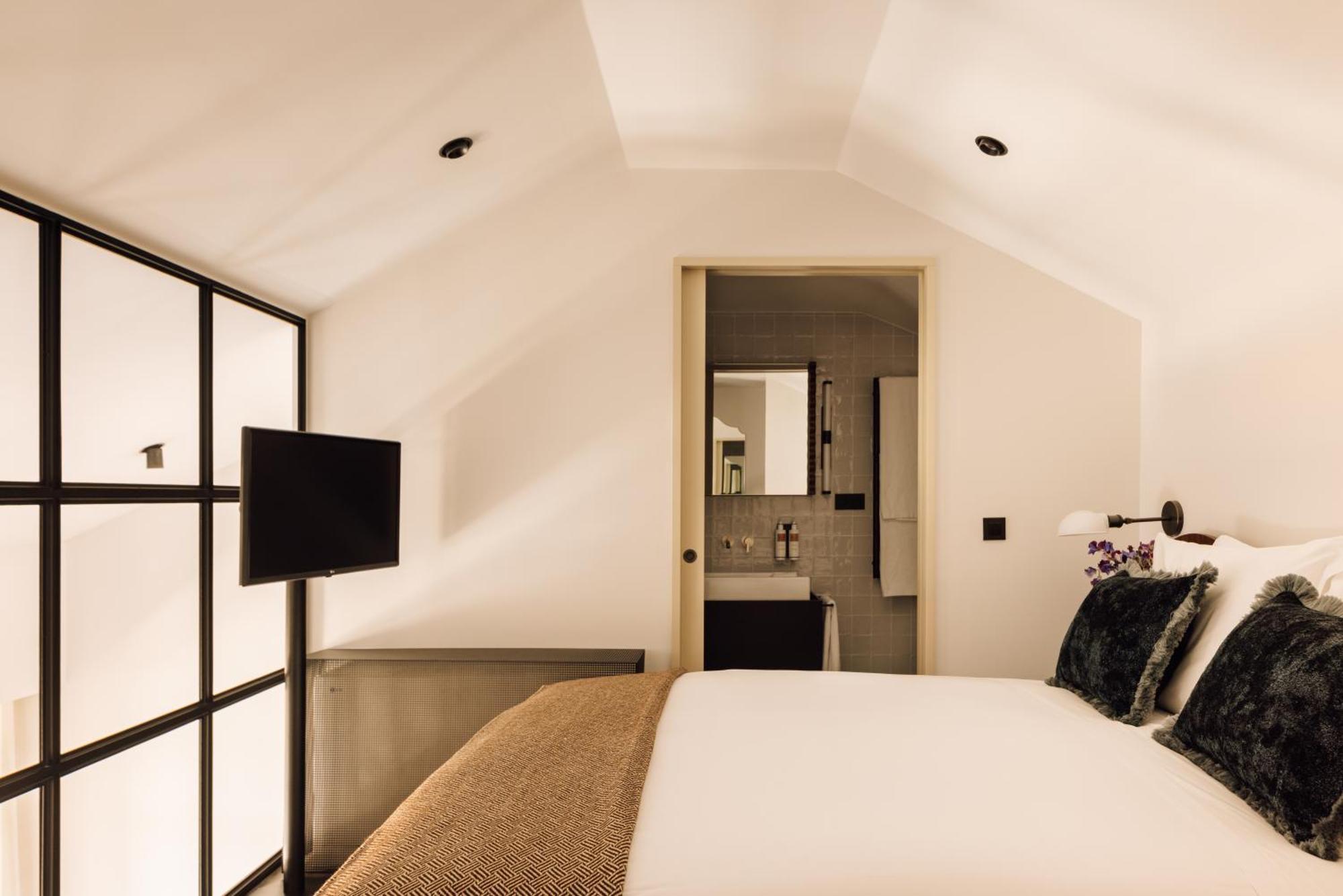 The Rebello Hotel & Spa - Small Luxury Hotels Of The World Вила-Нова-ди-Гая Экстерьер фото A bedroom at the hotel